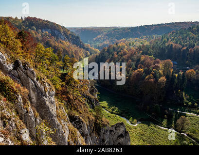 Otoño en el valle del río Pradnik, parque nacional de Ojców, Krakow-Czestochowa Upland (Jura) Polaco, Polonia Menor voivodato, Polonia, Europa Foto de stock