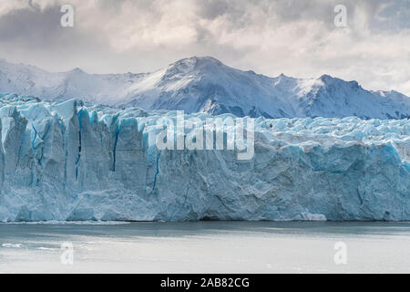Glaciar Perito Moreno y el pico de la montaña bajo un cielo de Moody, el Parque Nacional Los Glaciares, UNESCO, Santa Cruz, Argentina, Sudamérica