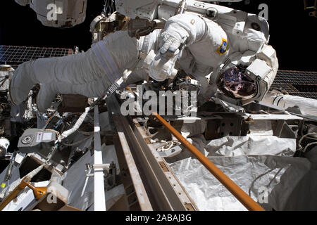 El astronauta de la NASA Andrew Morgan es fotografiado el 22 de noviembre de 2019, si bien atados a estribor-3 truss segmento sitio de trabajo durante el segundo paseo espacial para reparar la Estación Espacial Internacional el detector de partículas cósmicas, el Alpha Magnetic Spectrometer. Durante las 6,5 horas de paseo espacial, Morgan y Luca Parmitano Comandante de la estación de la Agencia Espacial Europea, logró cortar ocho tubos de acero inoxidable, incluido uno que ventila el resto de dióxido de carbono de la vieja bomba de refrigeración. Los miembros de la tripulación preparó también un cable de alimentación y un dispositivo de acoplamiento mecánico instalado antes de la instalación Foto de stock
