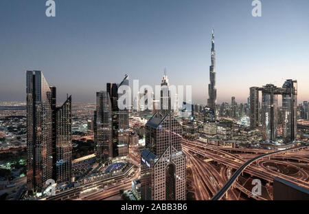 Horizonte de Dubai, el Jeque Zayed Road y Rascacielos Burj al atardecer en Dubai, Emiratos Árabes Unidos.