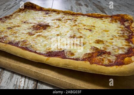 Pizza fatta rettangolare intera en casa vista da vicino Foto de stock