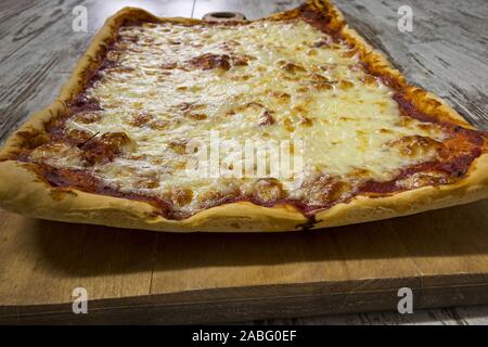Pizza fatta rettangolare intera en casa vista dal basso Foto de stock