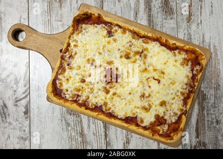 Pizza fatta rettangolare intera en casa vista dall'alto Foto de stock