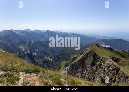 Vista panorámica desde el Monte Sagro en los Alpes Apuanos, Italia Foto de stock