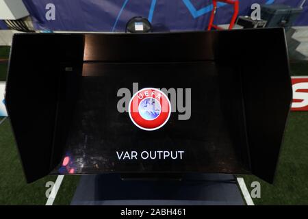 Lille, Francia. 27 Nov, 2019. Stade Pierre-Mauroy , la Liga de Campeones de fútbol temporada 2019 / 2020. VAR durante el partido Lille OSC - Ajax. Crédito: disparos Pro/Alamy Live News