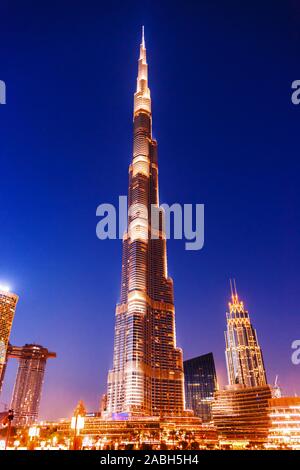DUBAI, EMIRATOS ÁRABES UNIDOS - Feb 8, 2019: el Burj Khalifa o Khalifa Tower, el edificio más alto del mundo, por la noche, Dubai, Emiratos Árabes Unidos.