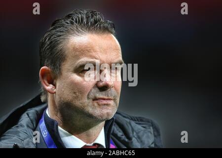 Lille, Francia. 27 Nov, 2019. Stade Pierre-Mauroy , la Liga de Campeones de fútbol temporada 2019 / 2020. Marc Overmars durante el partido Lille OSC - Ajax. Crédito: disparos Pro/Alamy Live News
