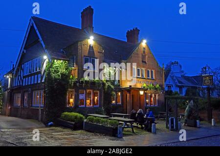 Rams Head Pub, Church Lane, Grappenhall, Sur en Warrington, Cheshire, Inglaterra, Reino Unido, WA4 3EP, al atardecer Foto de stock