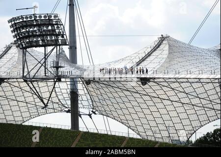 Los visitantes del estadio en un tour en el techo del Estadio Olímpico de Múnich. [Traducción automática] Foto de stock