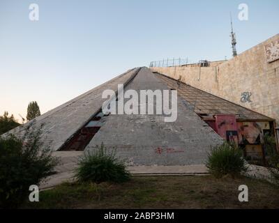 Tirana, Albania - Septiembre 29, 2019: Pirámide abandonada de Tirana, antiguamente el Museo Enver Hoxha. El edificio está en mal estado con graffiti y fr. Foto de stock