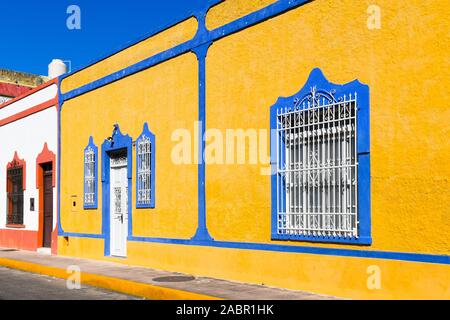 Su arquitectura de estilo colonial, centro de la Ciudad de Merida, México Foto de stock