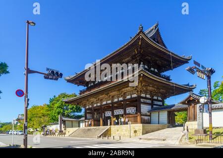 Kyoto, Japón - Octubre 9, 2019: Vista de la Puerta Niomon (con un par de Kongo Rikishi estatuas) de la Ninna-ji, con visitantes, en Kyoto, Ja Foto de stock
