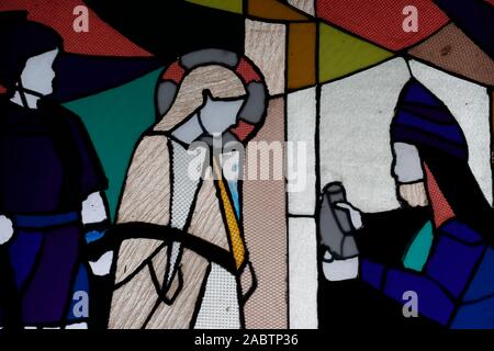 Abadía cisterciense. Nuestra Señora de la CA. Ventana de vidrios de colores. La pasión de Cristo. Cristo ante Caifás. Vietnam. Foto de stock