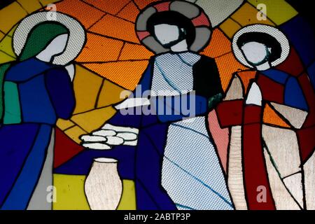 Abadía cisterciense. Nuestra Señora de la CA. Ventana de vidrios de colores. Jesús, la multiplicación de los panes. Vietnam. Foto de stock