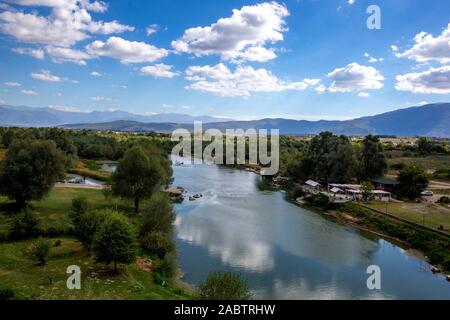 Cerca del río Drini Gjakove, Kosovo. Foto de stock