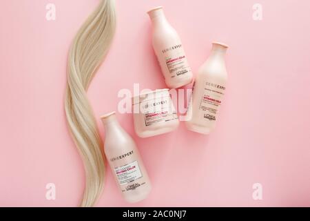 L'Oreal professionnel Paris Serie Expert Inforcer cabello productos  profesionales. Loreal champú acondicionador máscara de crema para el  cabello. Sentar en negro plano Fotografía de stock - Alamy