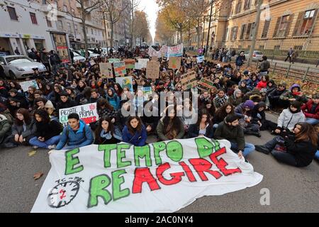 Turín, Italia. 29 de noviembre de 2019. Los adolescentes se manifiestan en una sentada con bandera durante la huelga climática global declarada por los viernes Para El Futuro. Crédito: Mlbariona/Alamy Live News