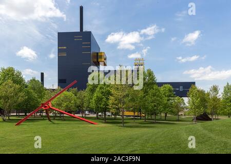 El Guthrie Theater y el metal rojo 1977-1983 molécula escultura pintada por el escultor Mark di Suvero en Medalla de Oro Park en el centro de Minneapolis, Minn