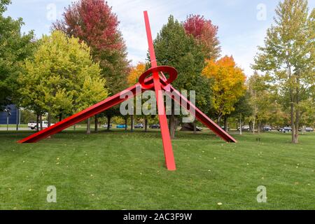El metal rojo 1977-1983 acero pintado, I-beam escultura molécula por el escultor Mark di Suvero en Medalla de Oro Park en el centro de Minneapolis, Minnesota.