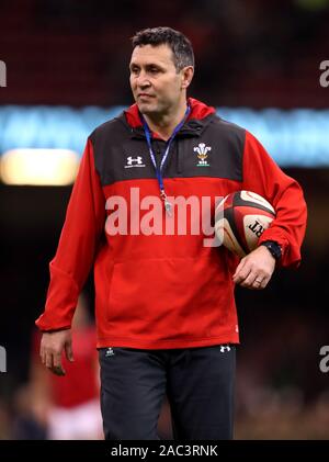 Gales entrenador asistente Stephen Jones durante el partido internacional en el Principado Stadium, Cardiff. Foto de stock
