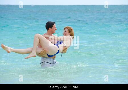 Greg propuso a Nicole el día anterior poniendo una nota en una shell donde paloma 40 pies abajo! Aparentemente, ella dijo que sí!