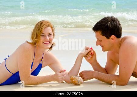 Greg propuso a Nicole el día anterior poniendo una nota en una shell donde paloma 40 pies abajo! Aparentemente, ella dijo que sí!