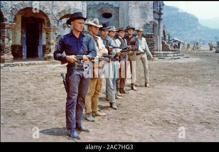 Los siete magníficos 1960 United Artists film con Yul Brynner a la izquierda junto a Steve McQueen Foto de stock