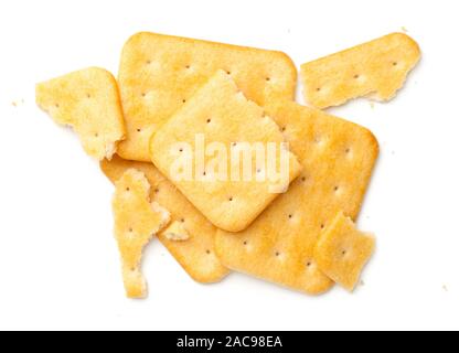 Galletas cracker seco aislado sobre fondo blanco. Sentar planas. Vista superior Foto de stock