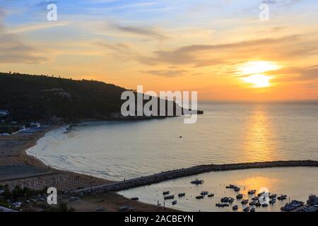 Vista panorámica de la bahía de Peschici, en el ocaso: el puerto deportivo y la playa de arena, Italia (Puglia). Peschici es famosa por sus balnearios. Foto de stock