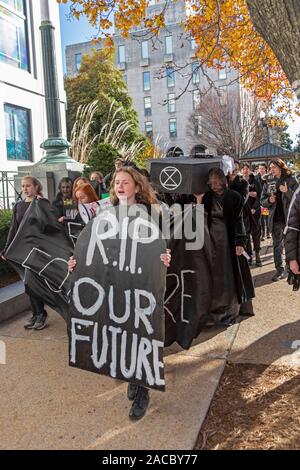 Washington, DC - activistas jóvenes celebró un funeral para el futuro" en el Capitolio para exigir que los gobiernos aborden la crisis del cambio climático. Se p