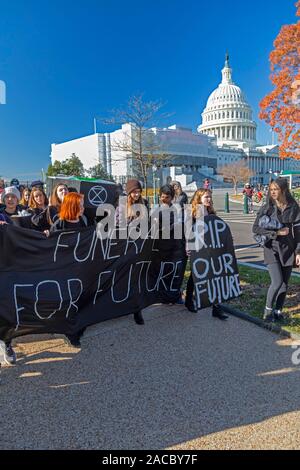 Washington, DC - activistas jóvenes celebró un funeral para el futuro" en el Capitolio para exigir que los gobiernos aborden la crisis del cambio climático. Se p