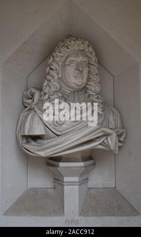 Busto de Samuel Pepys fuera Guildhall Art Gallery, Guildhall Yard, Moorgate, Londres EC2 Foto de stock