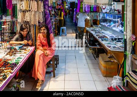 Ropas coloridas tiendas en el mercado Bogyoke Aung San, Yangon, Myanmar. Foto de stock