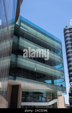 El cristal encassed UTS Edificio Central tiene muchas características de diseño únicas. Diseñado por la firma arquitectónica FJMT australiano, se caracteriza por un nivel de 10 twiste