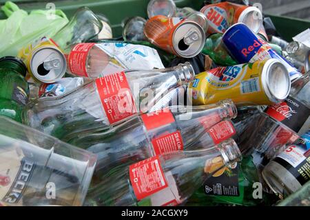 Padua, Lombary, Italia - 26 de septiembre de 2019 - Ver en muchos amontonado en botellas de vidrio y latas de aluminio en un contenedor de basura en la ciudad de Padua en Italia Foto de stock
