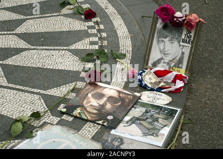 Decorado Memorial de John Lennon, Strawberry Fields, Central Park, Manhattan, Ciudad de Nueva York, EE.UU., América del Norte, América Foto de stock