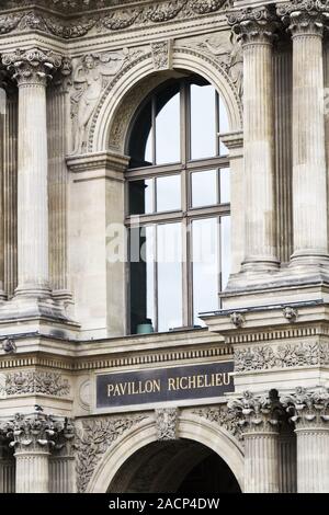 Vista parcial del Museo del Louvre en París, Francia Foto de stock