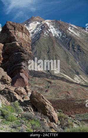 Los Roques de García, formaciones de roca de lava, detrás de ellos el Pico del Teide, 3718m, el Parque Nacional de las Cañadas del Teide, Teide Foto de stock