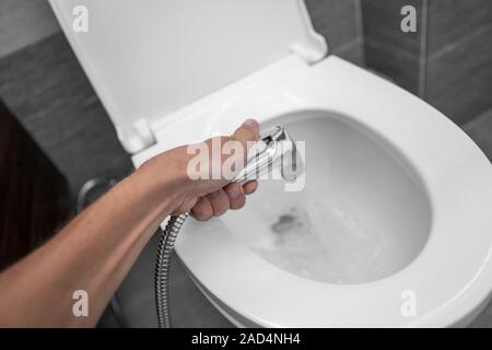 Uso de bidet ducha con wc blanco. Bidé, ducha de mano macho blanco para  utilizarlo con un inodoro Fotografía de stock - Alamy