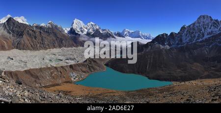 Turquesa del lago glaciar Ngozumpa Gokyo, y altas montañas de la cordillera del Himalaya, Nepal. Foto de stock
