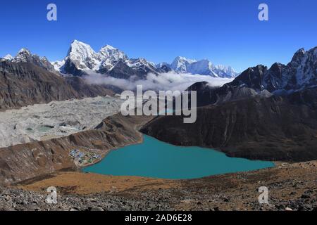 Impresionante turquesa del lago Gokyo en otoño. Parque Nacional del Everest, Nepal. Foto de stock