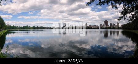 Las nubes reflejadas en el lago de Central Park, la ciudad de Nueva York, EE.UU.