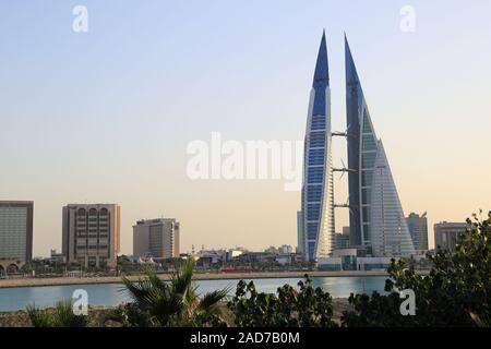 Bahrein, Manama, el paisaje urbano con las dos torres del World Trade Center Foto de stock