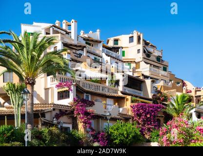 La arquitectura mediterránea en la pequeña ciudad idílica de Cala Fornells. Foto de stock