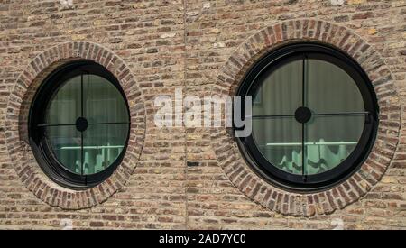 Ulm, Windows desde el edificio del Banco de Ahorro Foto de stock