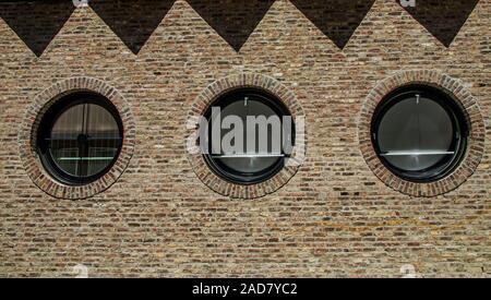 Ulm, Windows desde el edificio del Banco de Ahorro Foto de stock