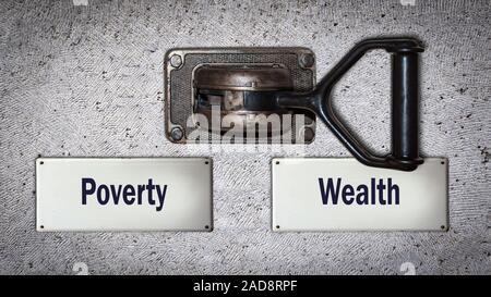 Interruptor de pared ricos versus pobreza Foto de stock