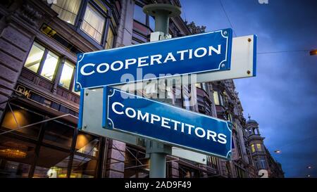 Calle signo cooperación frente a sus competidores Foto de stock
