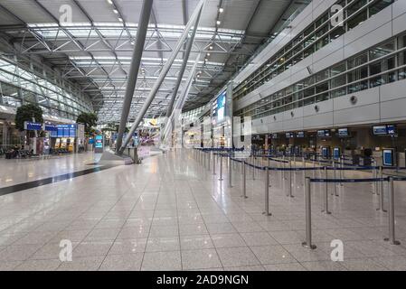 Sala de salidas, el Aeropuerto Internacional de Dusseldorf, Renania del Norte-Westfalia, Alemania, Europa Foto de stock