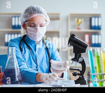 Investigador Científico femenino haciendo experimentos en laboratorio